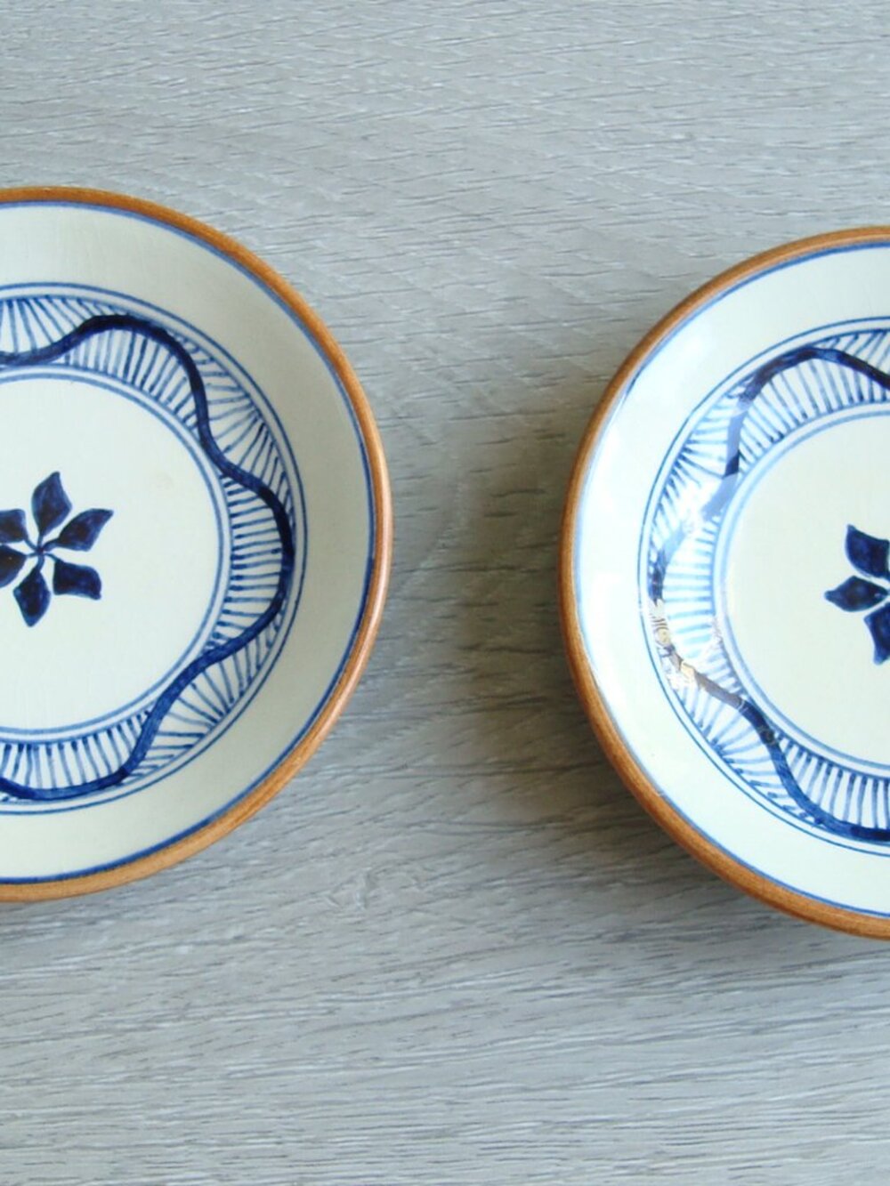 2 VINTAGE CERAMIC PLATES. SIZE 3 1/4 IN DIAMETER